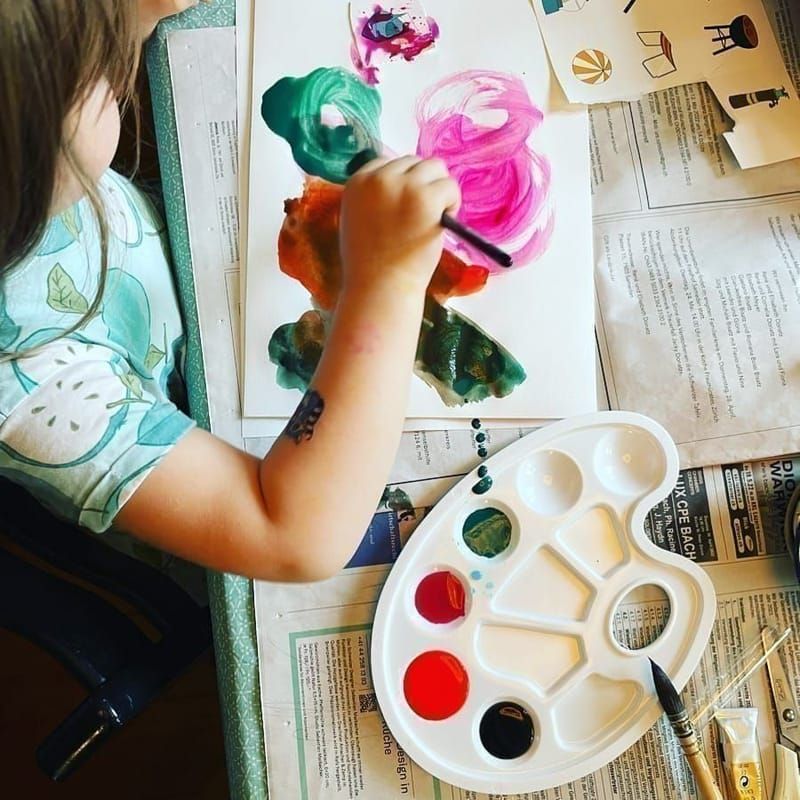 Kind beim Aquarellmalen